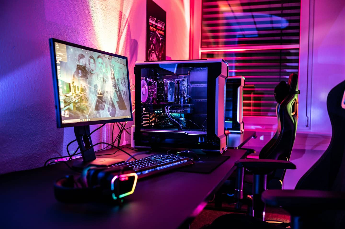 Configurazione di un computer da gioco con PC e monitor illuminati.