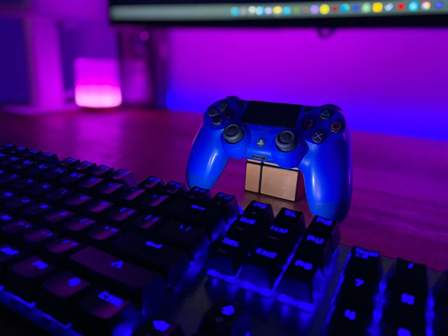 Un controller da gioco blu appoggiato su un piccolo cubo d'oro.
