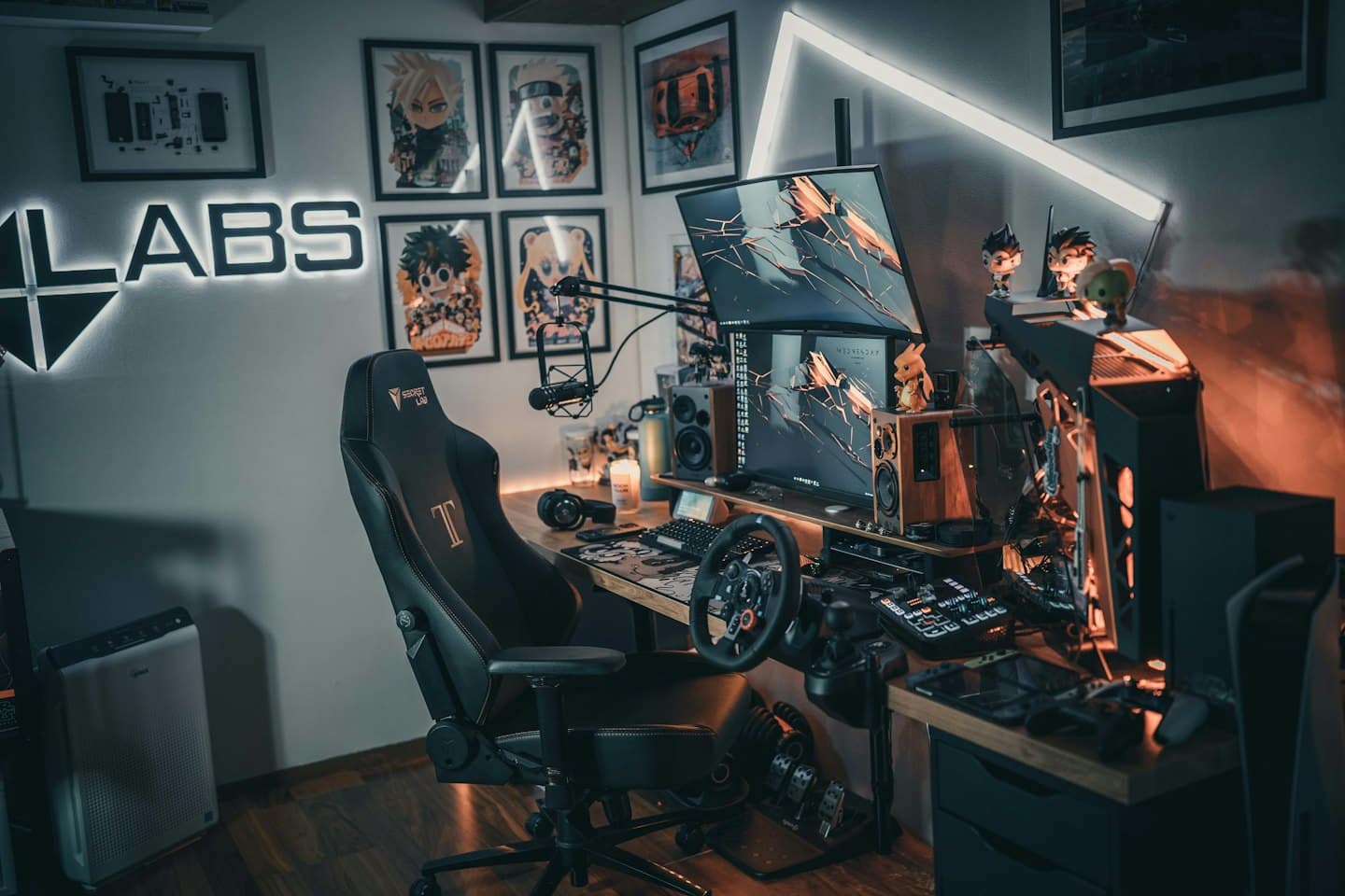 Postazione da gioco con più monitor e un volante.